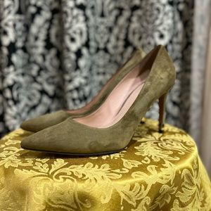 Tory Burch 6.5- Olive Greenwich Suede Pump Heels Pointed Toe Gold Logo